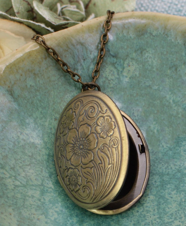 Locket with floral design 